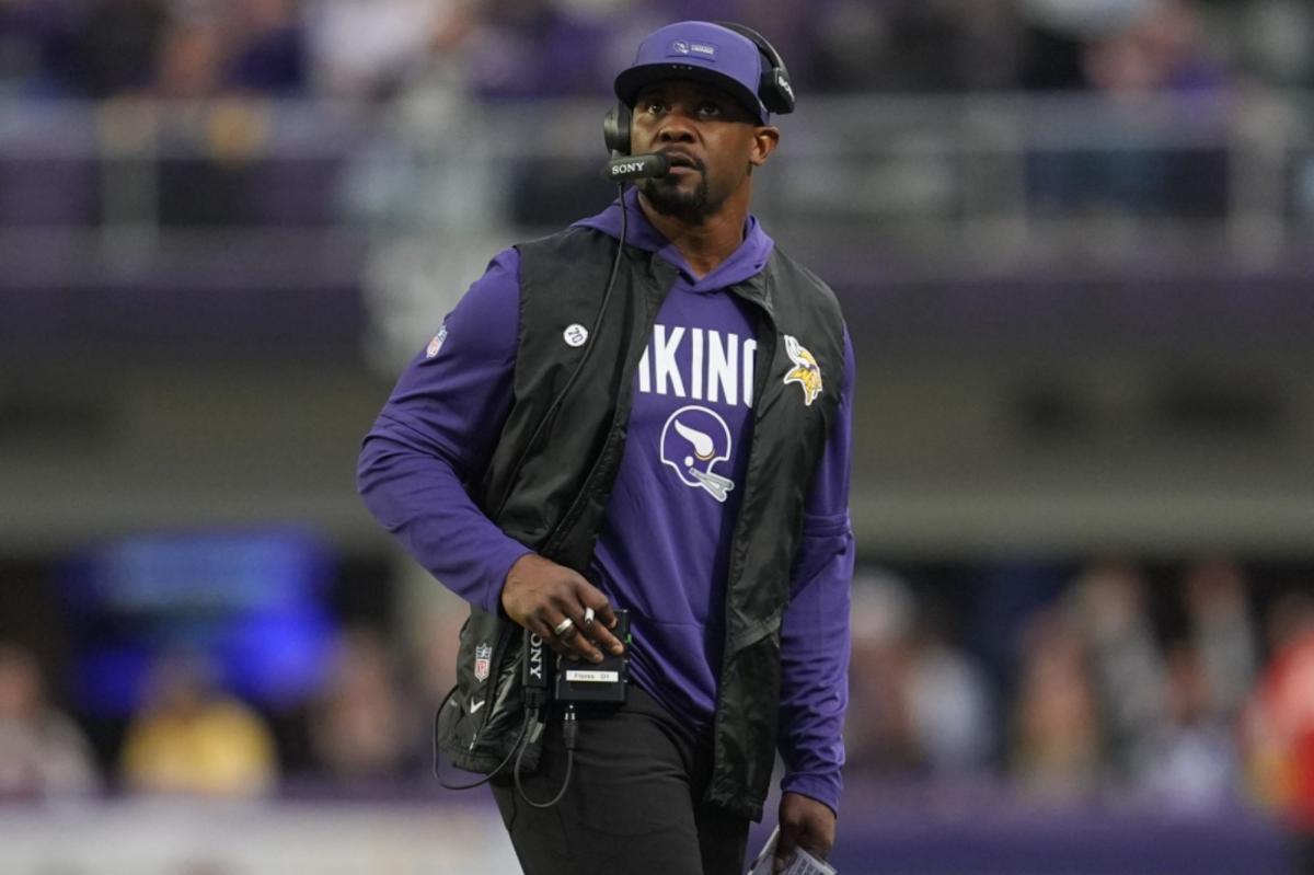 Brian Flores gets new Vikings contract as defensive coordinator