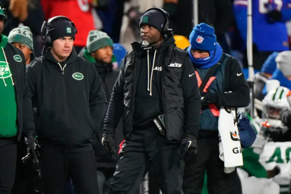 The Aaron Glenn coaching question still looms over Jets