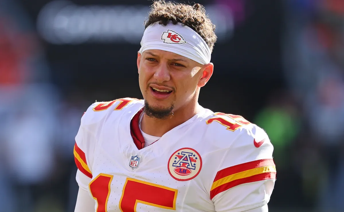 Patrick Mahomes welcomes new Chiefs coach with a slight jab at Travis Kelce