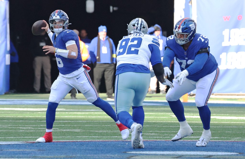 New York Giants quarterback Jaxson Dart (6) throwing a pass during a game against the Dallas Cowboys.