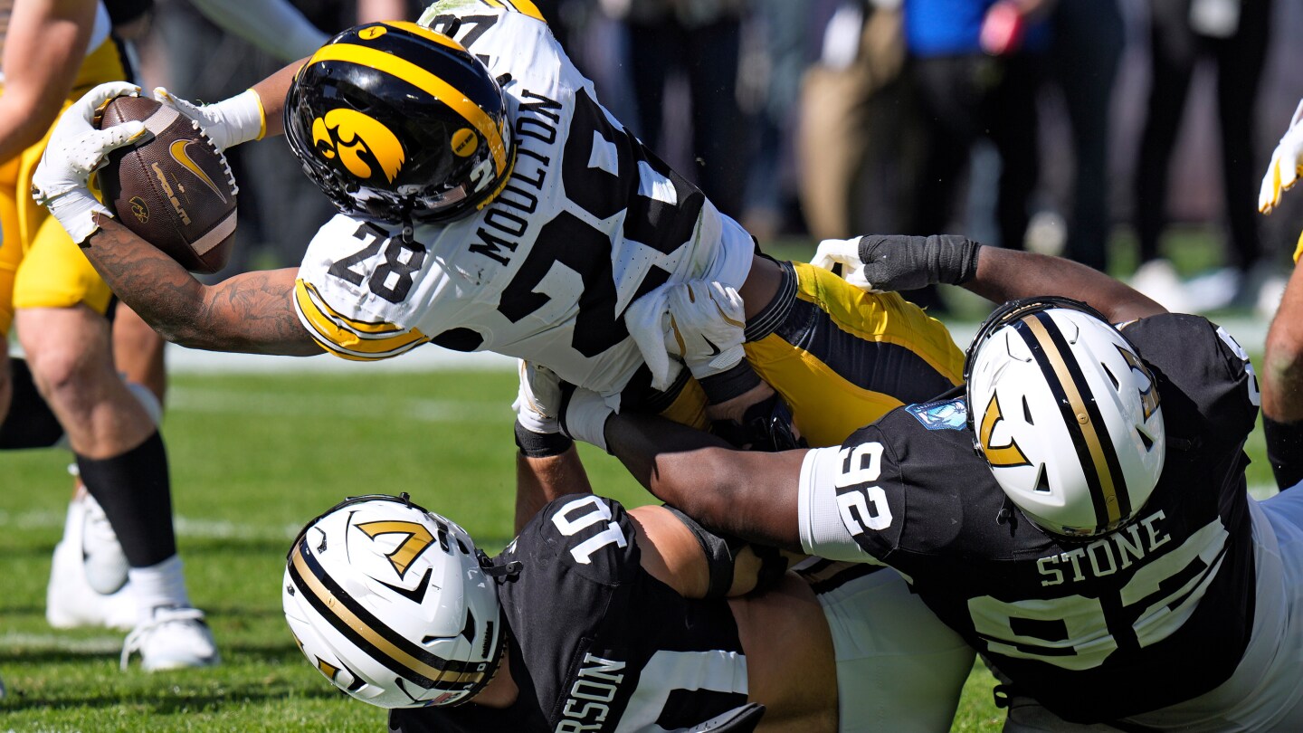 College football players' bid for 5th year denied by federal judge