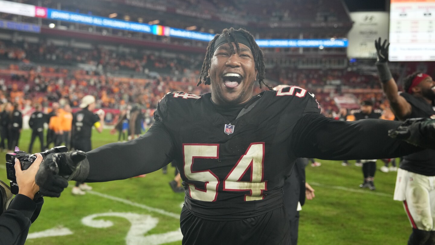 Falcons' Dorlus avoids knee injury, will miss season finale because of injured hamstring