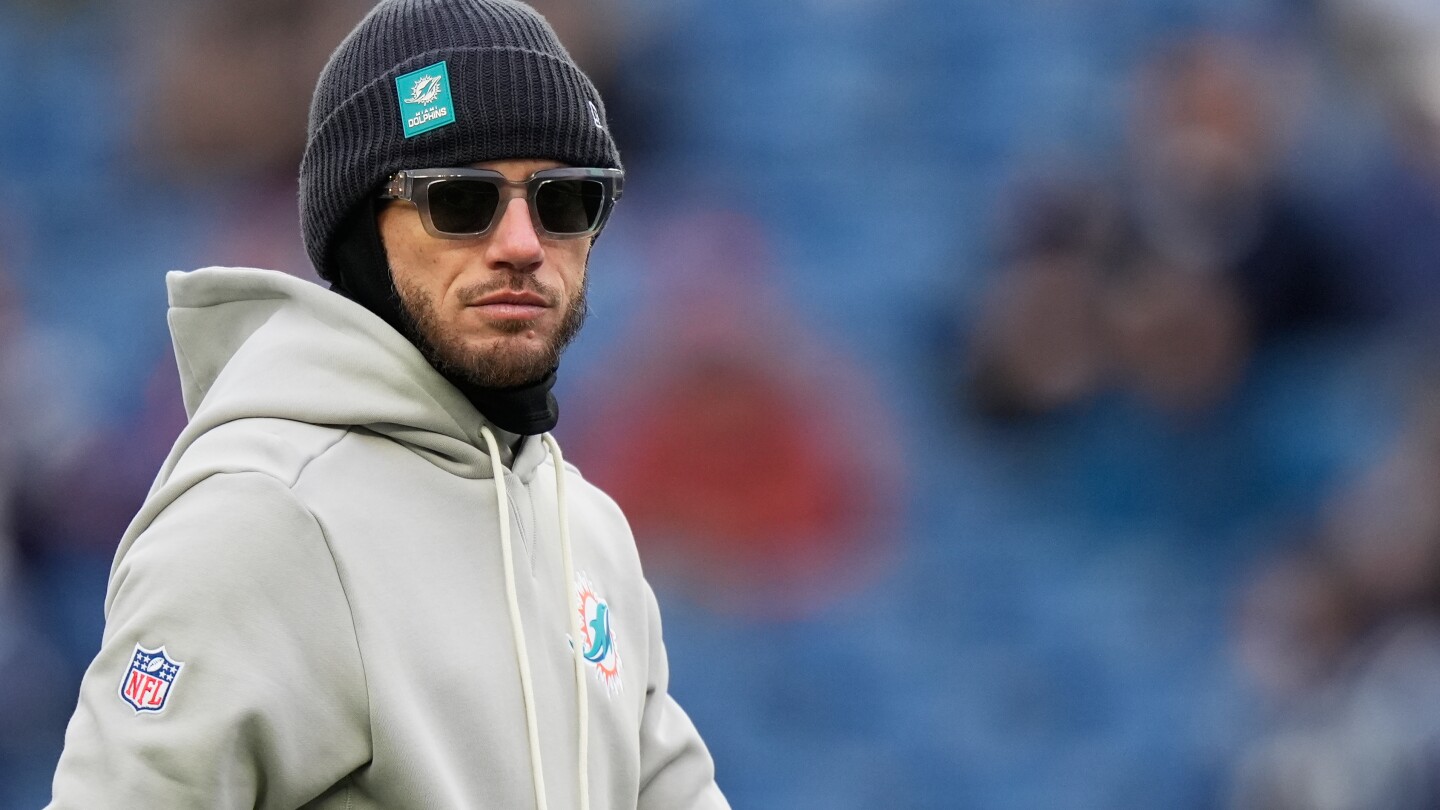 Raiders interview Mike McDaniel as coaching search heats up