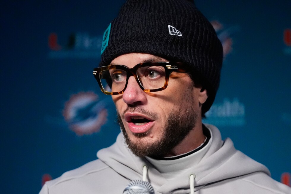 Mike McDaniel joins Chargers as offensive coordinator after Dolphins firing