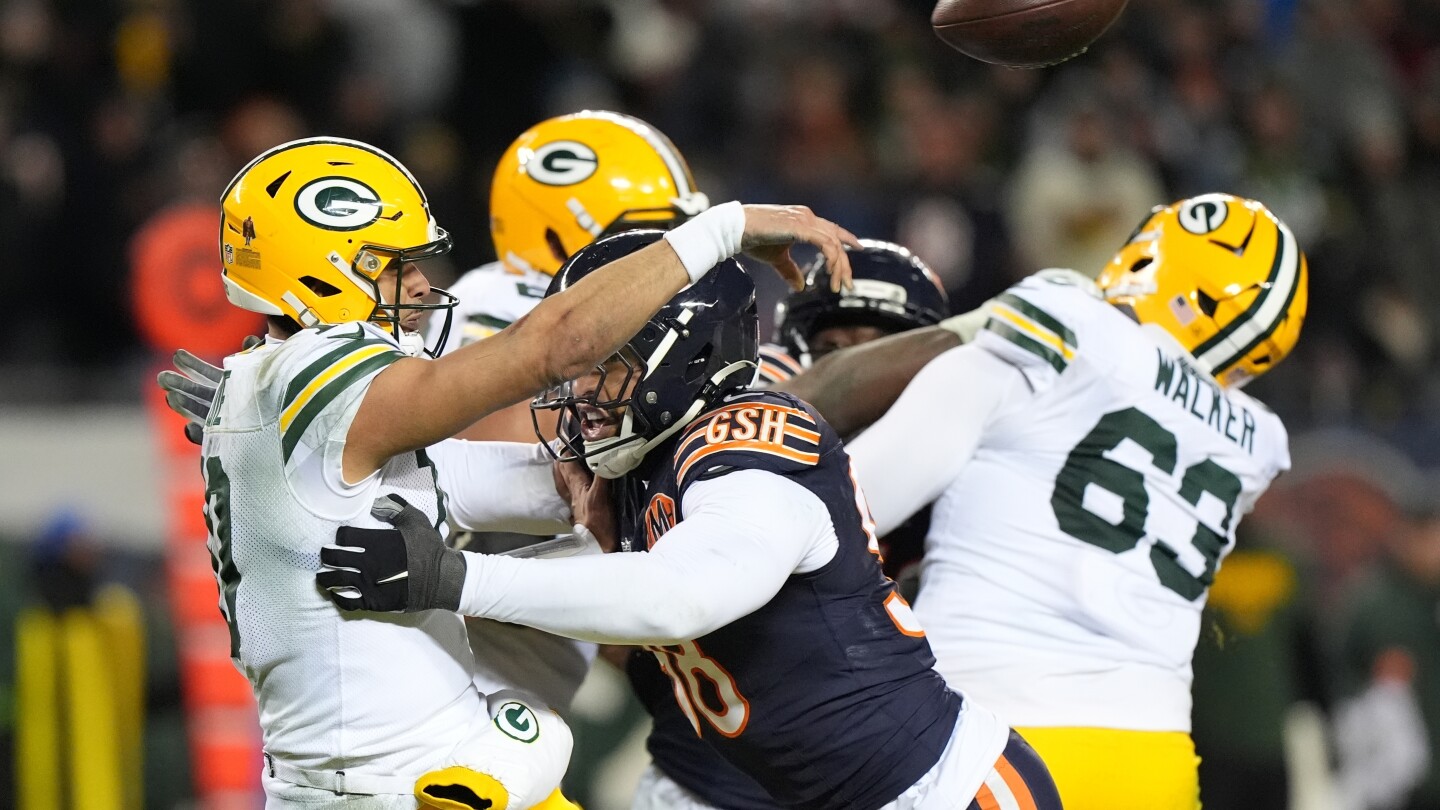Packers' inability to protect leads down the stretch proves costly in wild-card loss at Chicago