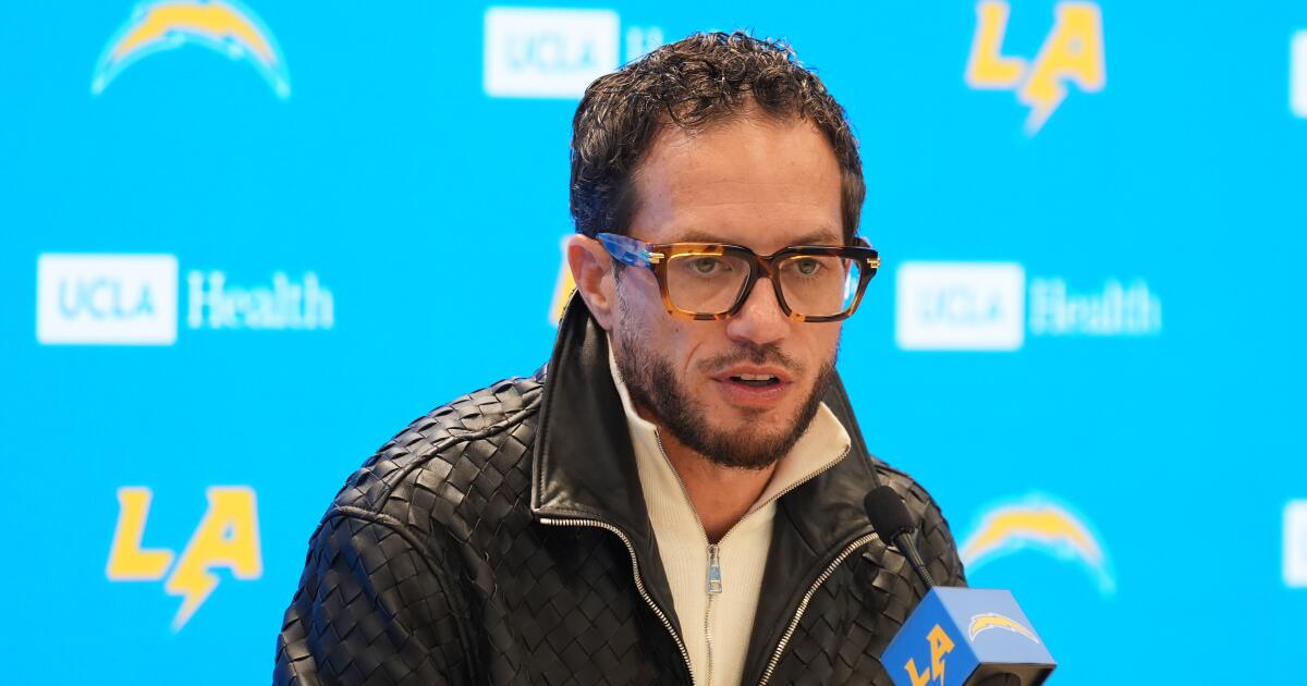 Chargers' Mike McDaniel confident he can help Justin Herbert