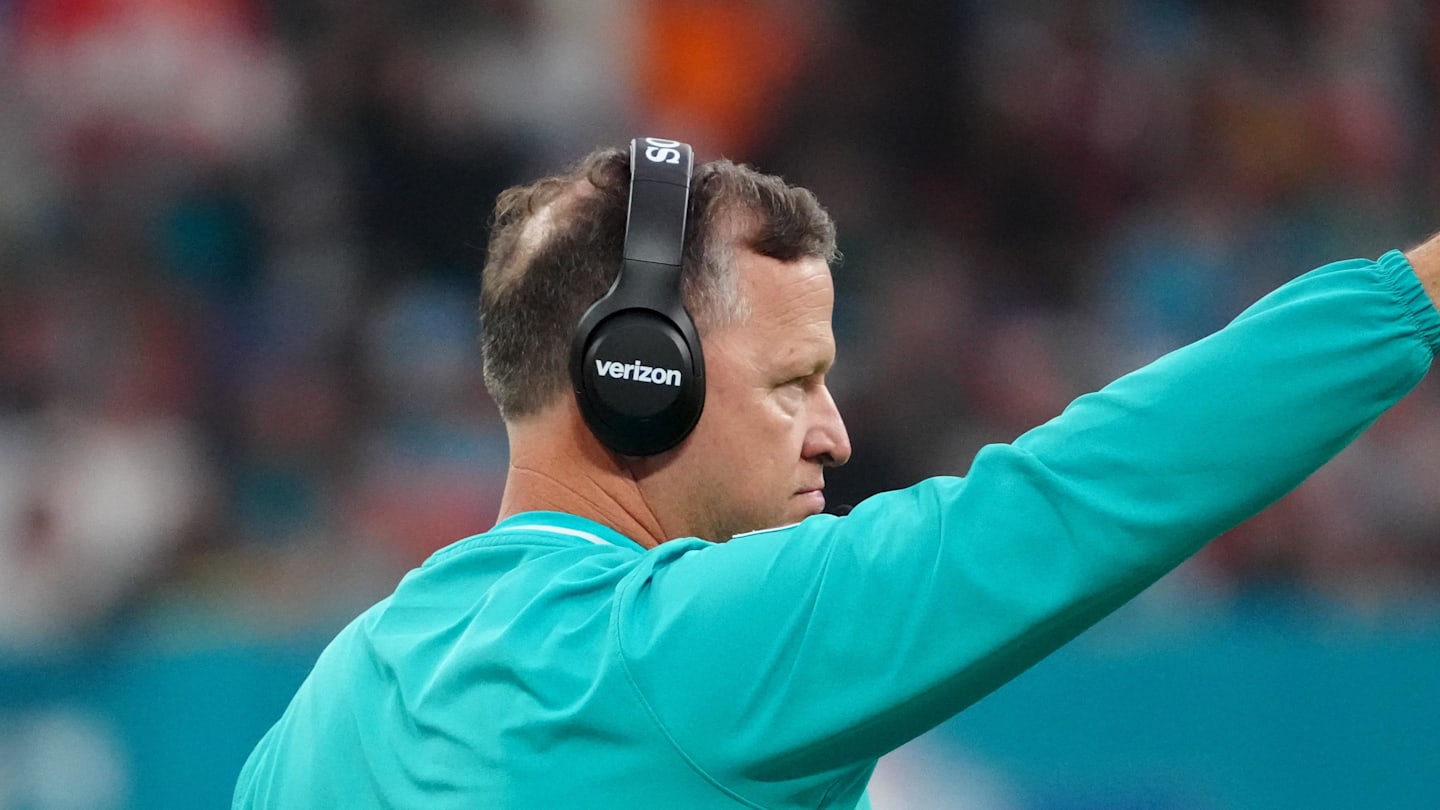 Miami Dolphins linebackers coach Joe Barry