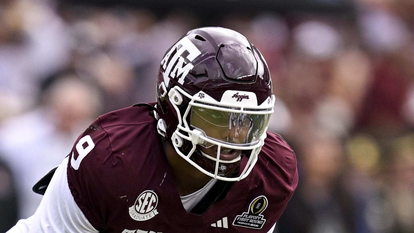 Texas A&M Aggies defensive end Cashius Howell lines up