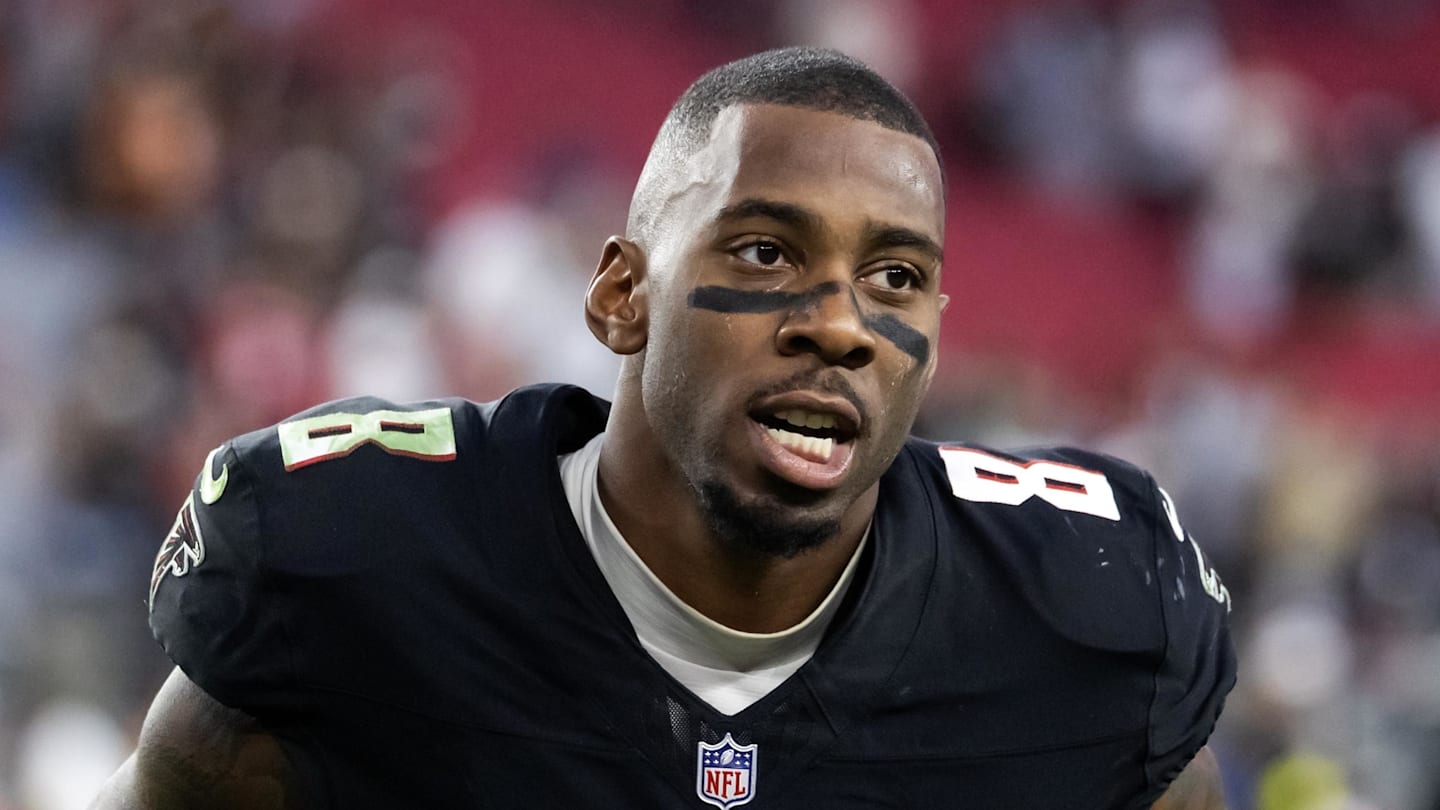 Dec 21, 2025; Glendale, Arizona, USA; Atlanta Falcons tight end Kyle Pitts Sr. against the Arizona Cardinals at State Farm Stadium.