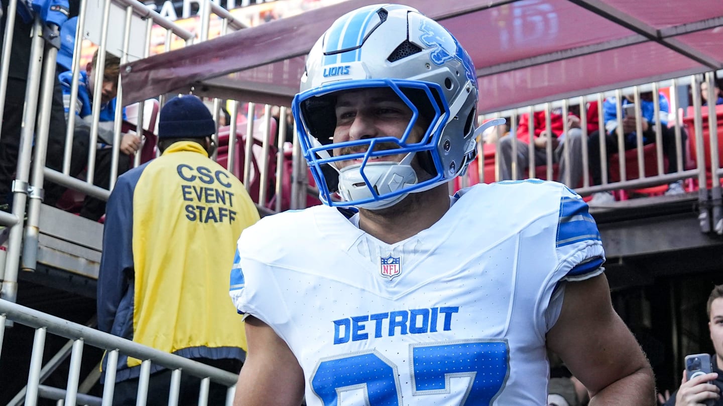 Detroit Lions tight end Sam LaPorta runs out of the tunnel for warmups ahead of the Washington Commanders game at Northwest Stadium in Landover, Md. on Sunday, November 9, 2025.