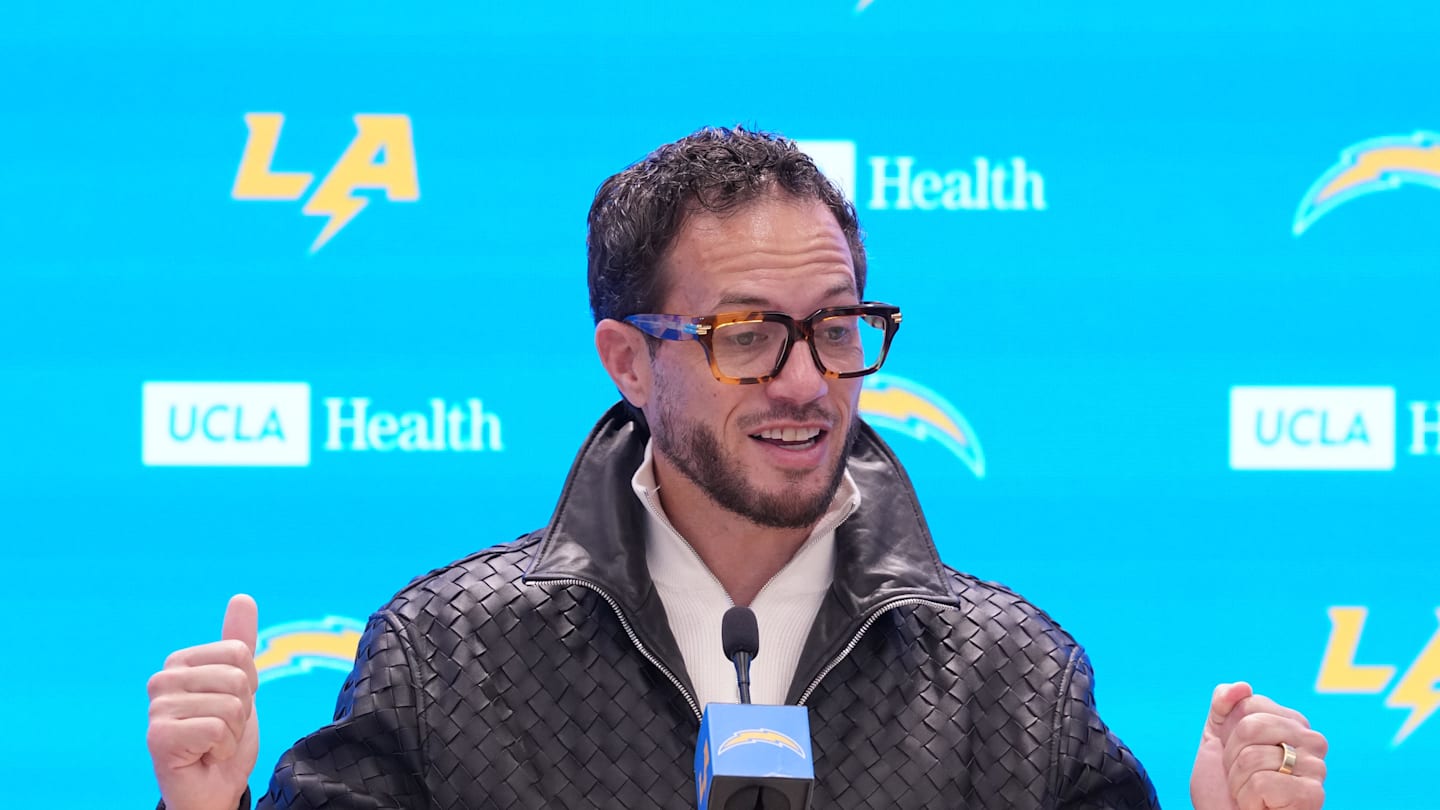 Chargers Could Hire Surprising Former Head Coach for Mike McDaniel, Justin Herbert