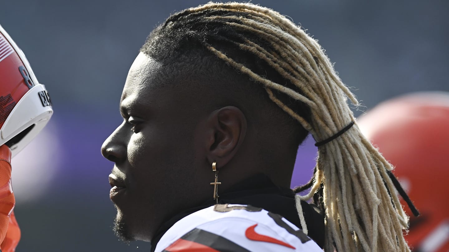 Nov 12, 2023; Baltimore, Maryland, USA;  Cleveland Browns tight end David Njoku (85) before the start pot the game against the Baltimore Ravens at M&T Bank Stadium. Mandatory Credit: Tommy Gilligan-Imagn Images