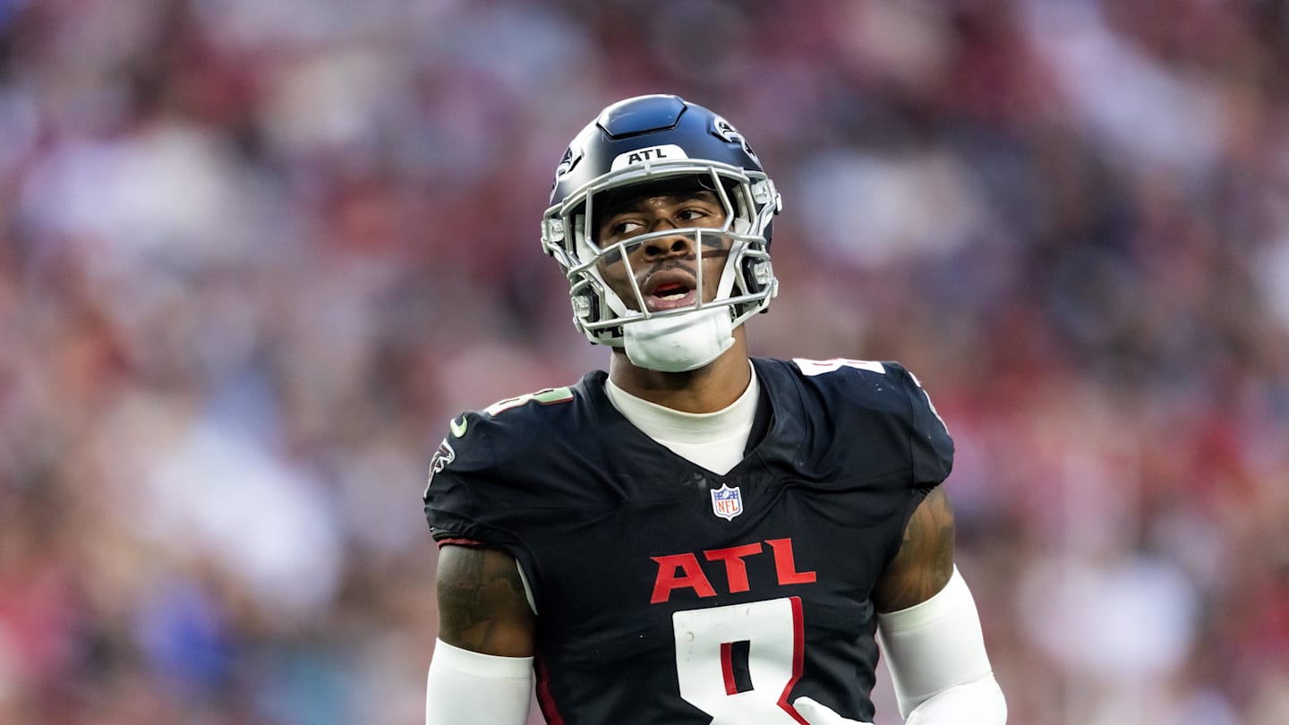 Dec 21, 2025; Glendale, Arizona, USA; Atlanta Falcons tight end Kyle Pitts Sr. (8) against the Arizona Cardinals at State Farm Stadium. Mandatory Credit: Mark J. Rebilas-Imagn Images