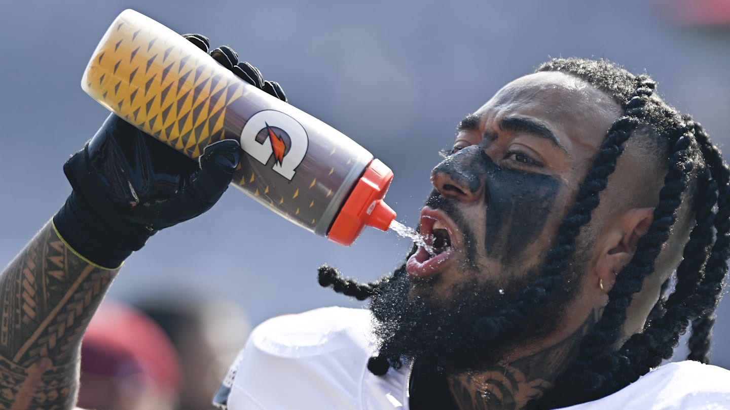 Washington Commanders linebacker Frankie Luvu