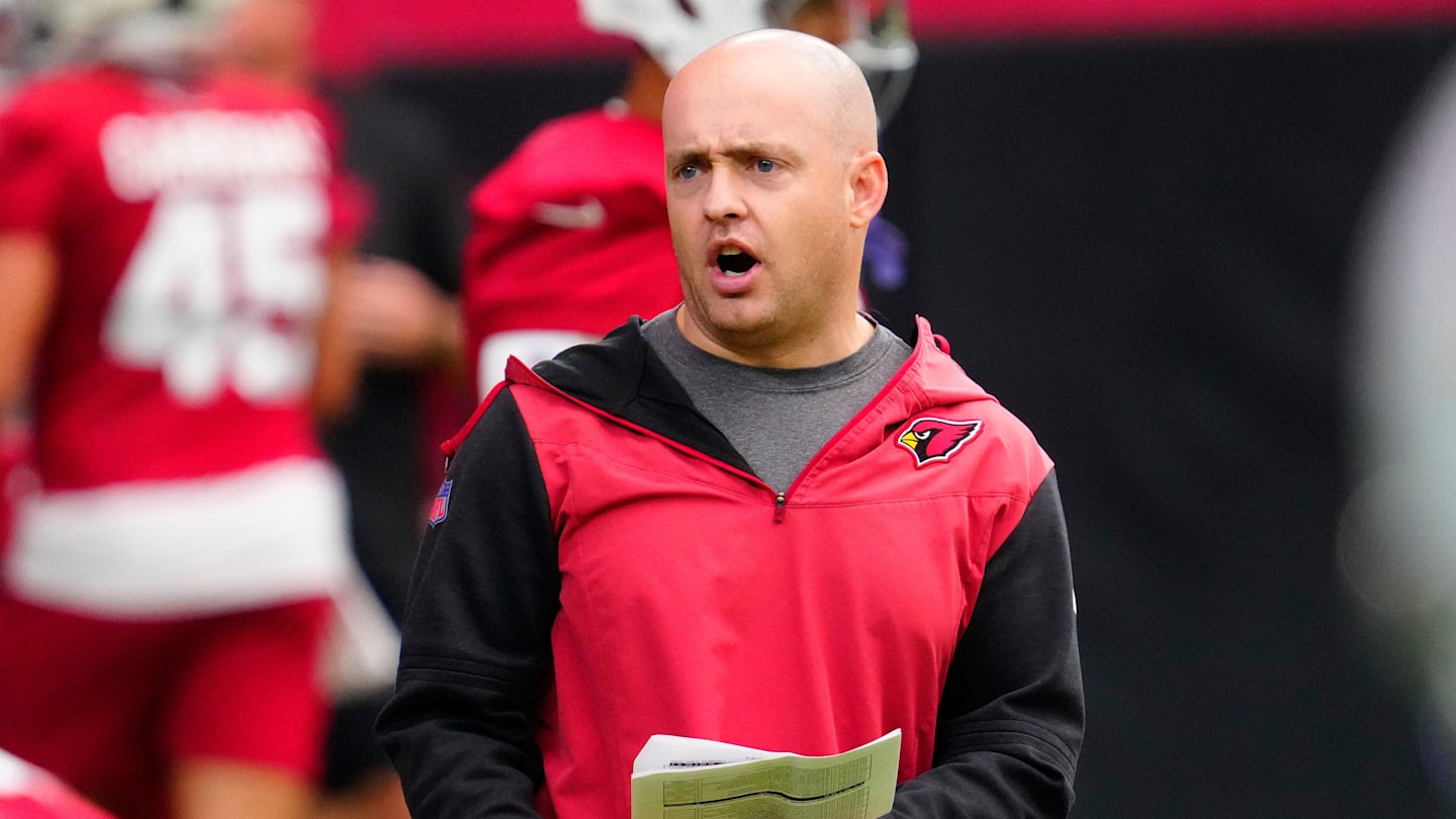 Cardinals offensive coordinator Drew Petzing talks to his offense during Cardinals training camp at State Farm Stadium in Glendale, on July 31, 2025.