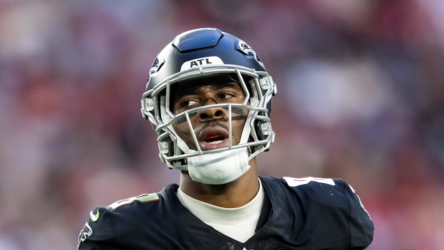 Dec 21, 2025; Glendale, Arizona, USA; Atlanta Falcons tight end Kyle Pitts Sr. (8) against the Arizona Cardinals at State Farm Stadium. Mandatory Credit: Mark J. Rebilas-Imagn Images