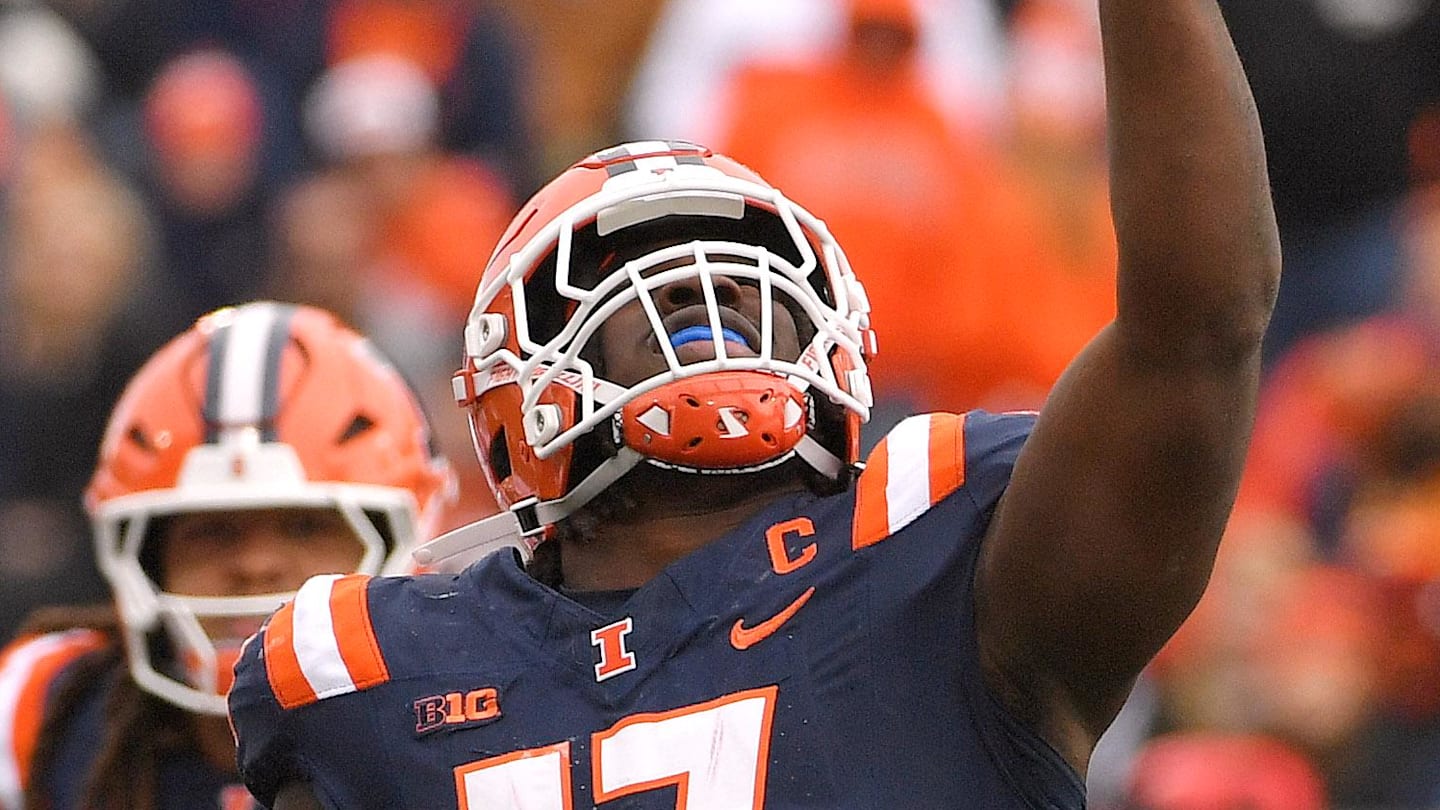 Illinois Fighting Illini linebacker Gabe Jacas