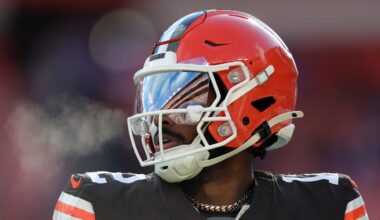 Cleveland Browns quarterback Shedeur Sanders (12)’ surveys the field