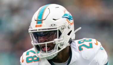 Miami Dolphins running back De'Von Achane (28) breaks free with the ball during a week 14 football game between the New York Jets and Miami Dolphins at MetLife Stadium on Sunday, Dec. 7, 2025.