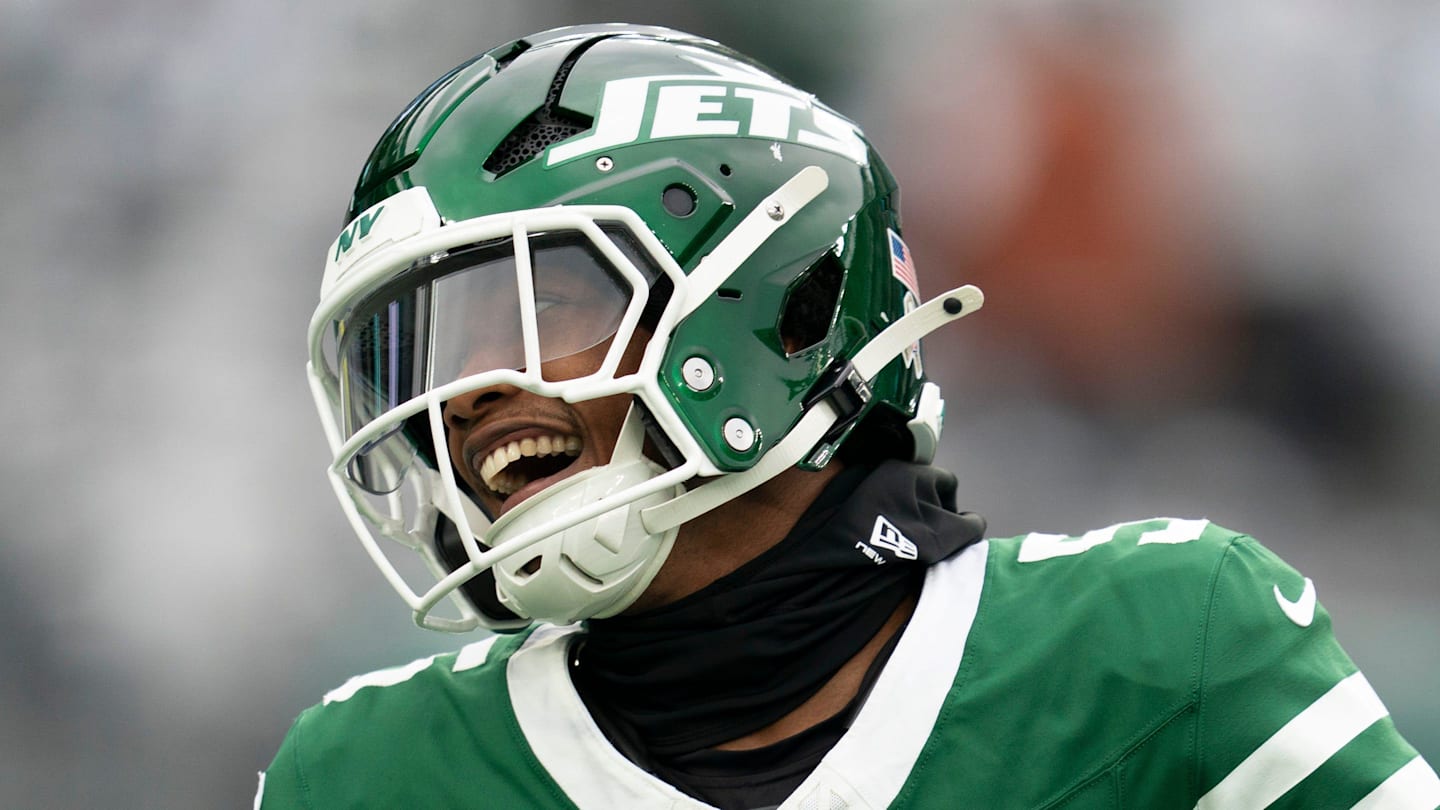 New York Jets wide receiver Garrett Wilson (5) warms up during an NFL Week 10 game between the New York Jets and the Cleveland Browns at MetLife Stadium on Sunday, Nov. 9, 2025.