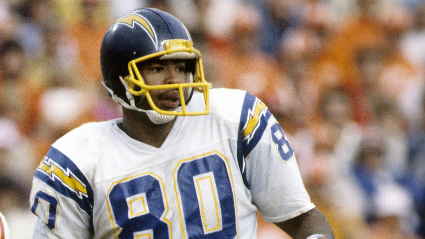 Dec 13, 1981; Tampa, FL, USA; FILE PHOTO; San Diego Chargers tight end Kellen Winslow (80) on the field against the Tampa Bay Buccaneers at Tampa Stadium. Mandatory Credit: Manny Rubio-Imagn Images