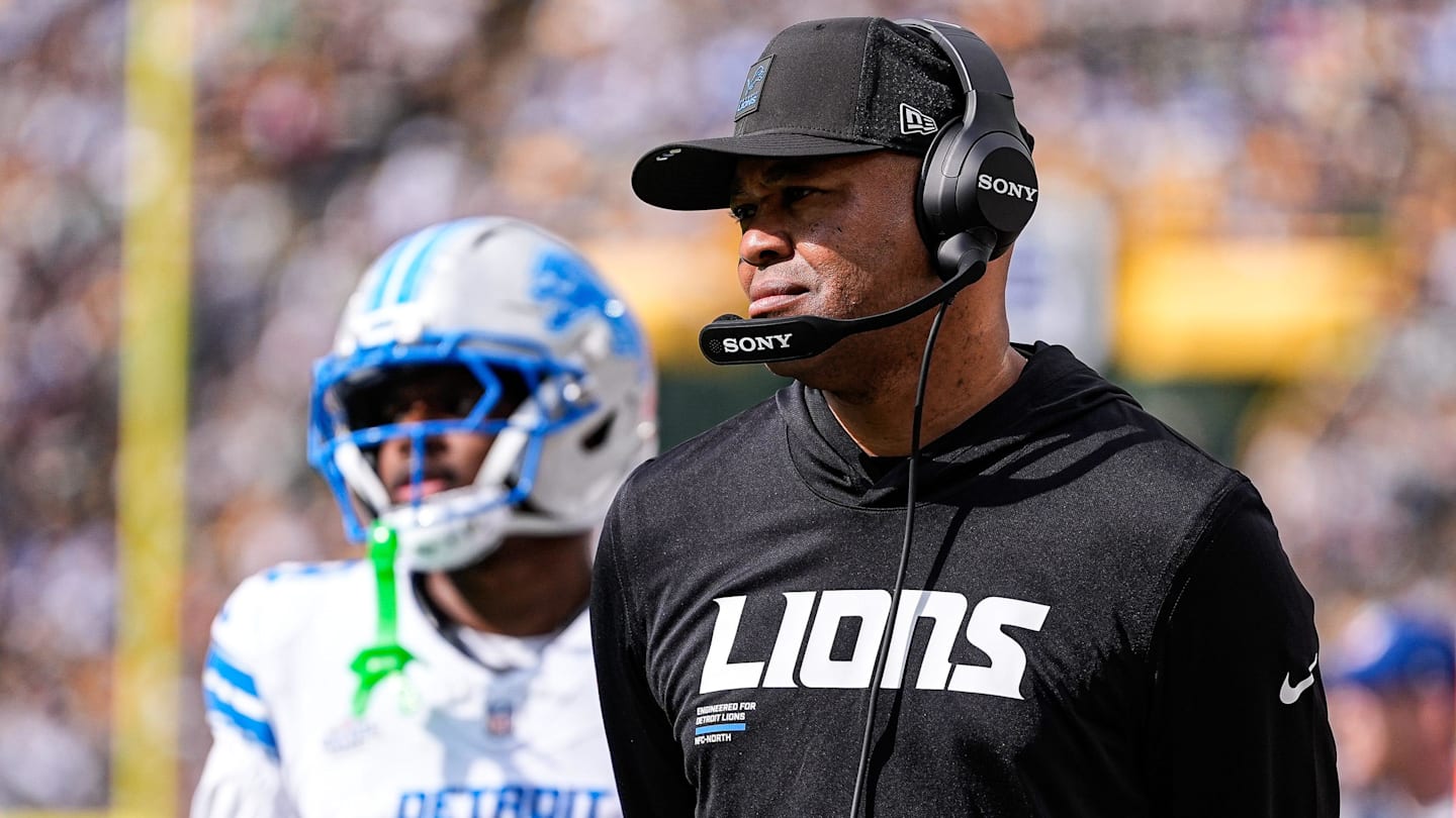 Detroit Lions passing game coordinator David Shaw watches a play against Green Bay Packers during the first half at Lambeau Field in Green Bay, Wis., on Sunday, September 7, 2025.