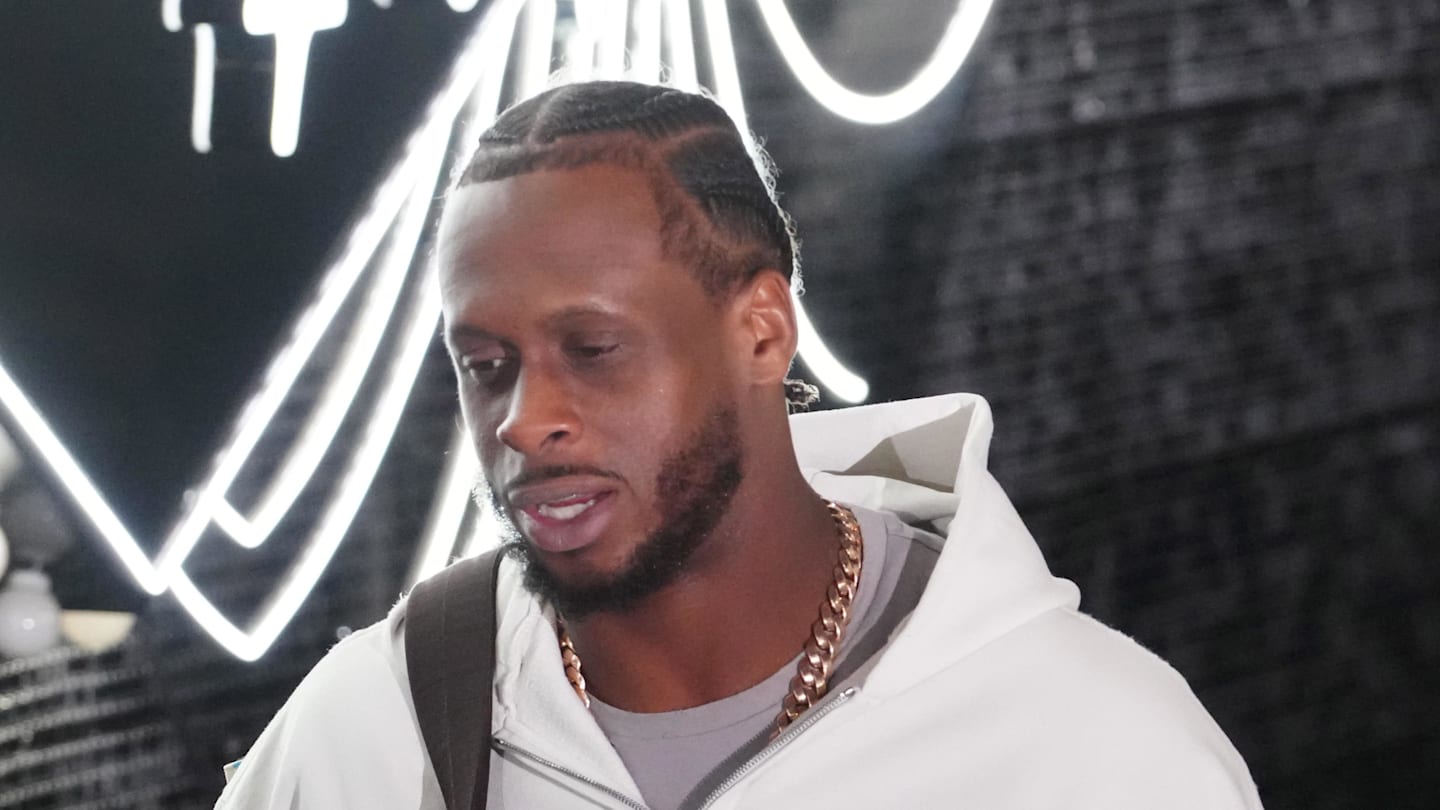 Las Vegas Raiders quarterback Geno Smith arrives
