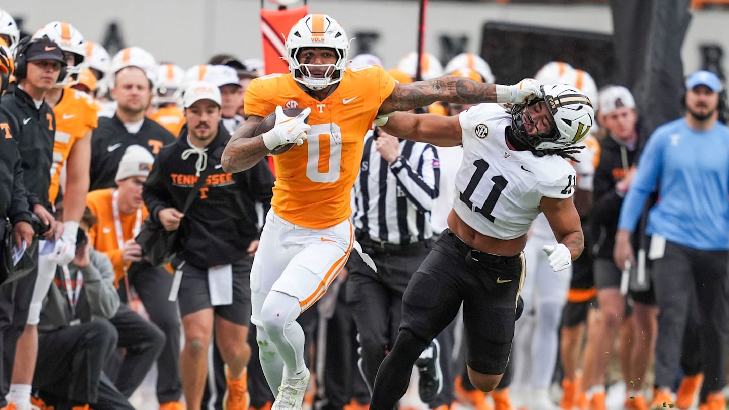 Tennessee tight end Ethan Davis (0) grabs the mask of Vanderbilt linebacker Bryan Longwell (11) during a NCAA football game between Tennessee and Vanderbilt at Neyland Stadium in Knoxville, Tenn., on Nov. 29, 2025.