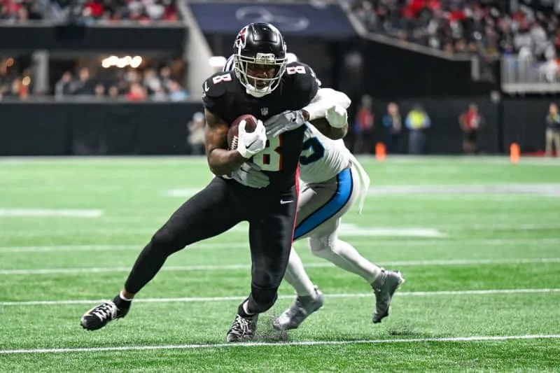 ATLANTA, GA Ð JANUARY 05: Atlanta tight end Kyle Pitts 8 fights for additional yardage after a reception during the NFL, American Football Herren, USA game between the Carolina Panthers and the Atlanta Falcons on January 5th, 2025 at Mercedes-Benz Stadium in Atlanta, GA. Photo by Rich von Biberstein/Icon Sportswire NFL: JAN 05 Panthers at Falcons EDITORIAL USE ONLY Icon250105072