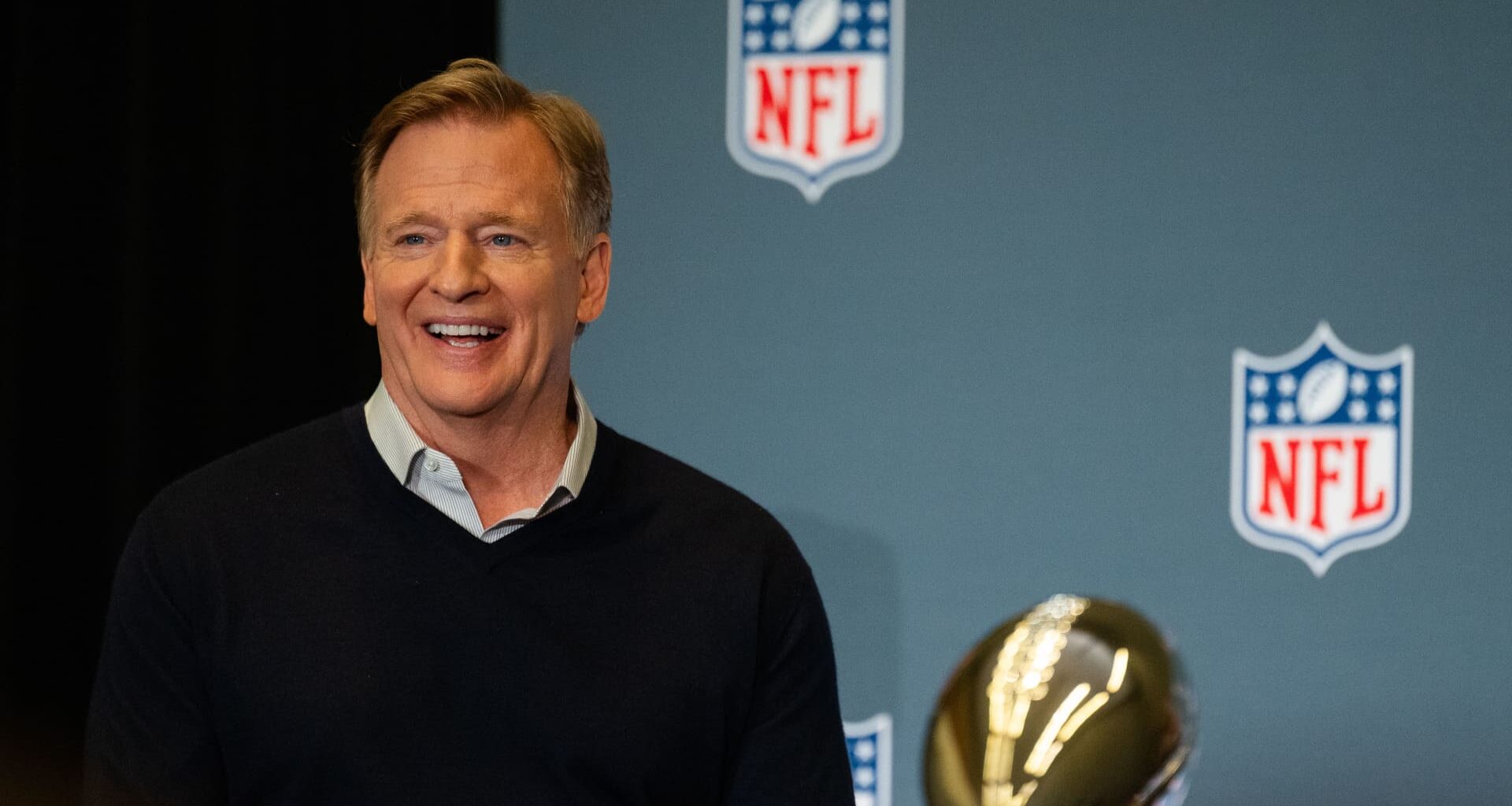 NFL to discuss live game rights with new media partners