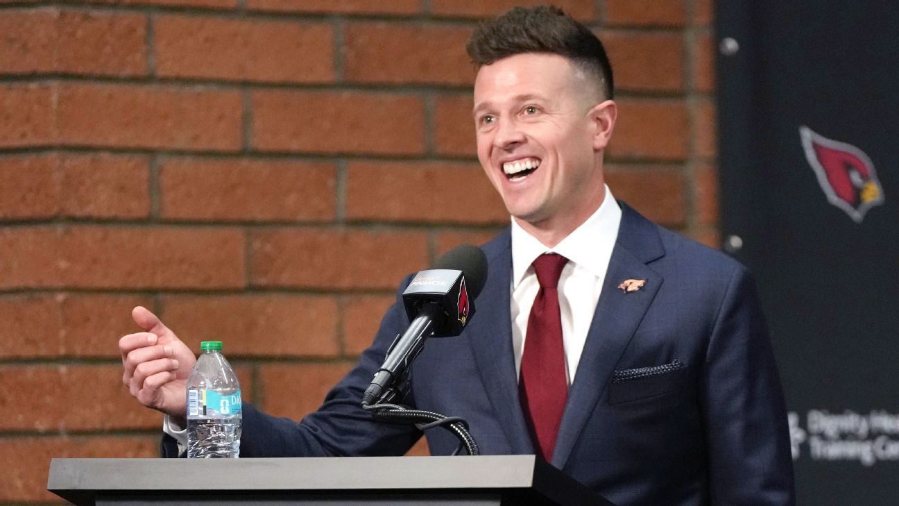 Cards' LaFleur says he'll call plays as QB decision looms