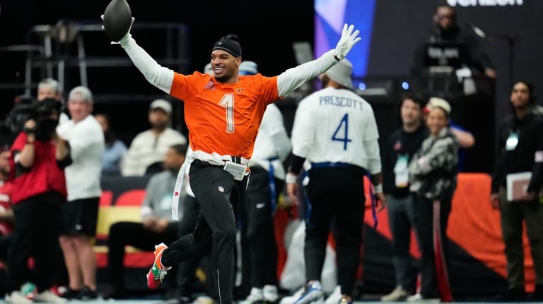 AFC wide receiver Ja'Marr Chase (1), of the Cincinnati Bengals,...