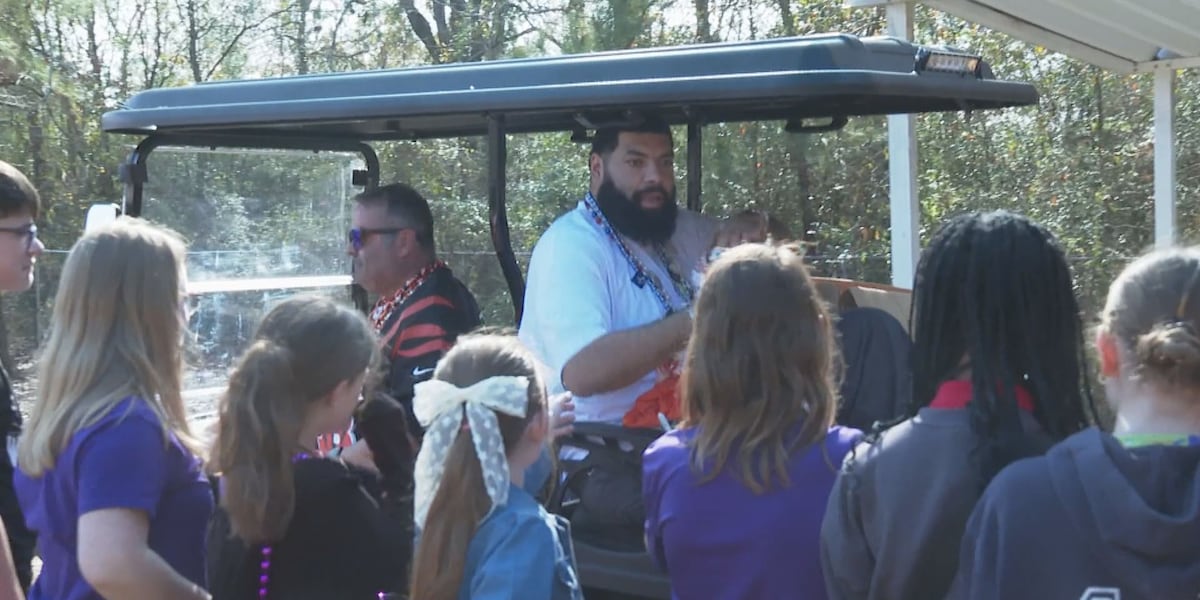 Former Pineville Rebel serves as grand marshal at J.I. Barron Elementary