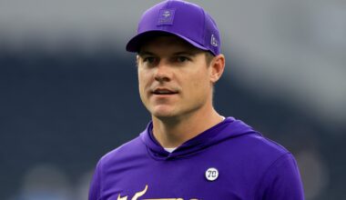 Vikings Receive Strong Message Over Derek Carr, Kirk Cousins