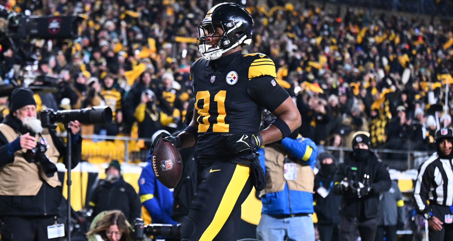 Steelers Trade Prediction Sends Jonnu Smith to Commanders