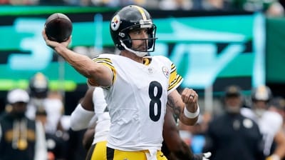 Aaron Rodgers of the Steelers throws a pass against the Jets...