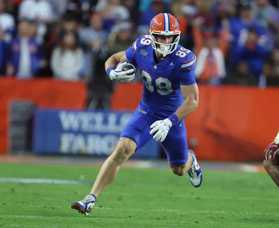 Florida tight end Hayden Hansen (89) runs against Florida State during the first half of an NCAA football game at Steve Spurrier Field at Ben Hill Griffin Stadium in Gainesville, FL on Saturday, November 29, 2025. [Alan Youngblood/Gainesville Sun]