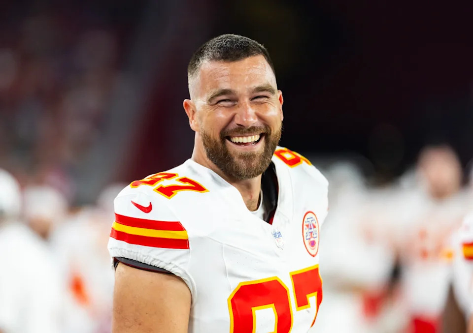 Aug 9, 2025; Glendale, Arizona, USA; Kansas City Chiefs tight end Travis Kelce (87) against the Arizona Cardinals during a preseason NFL game at State Farm Stadium. Mandatory Credit: Mark J. Rebilas-Imagn Images© Mark J. Rebilas-Imagn Images