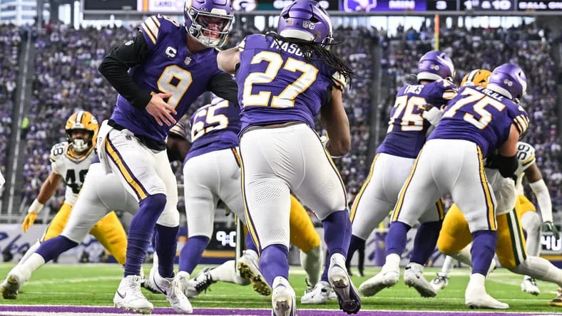 Jan 4, 2026; Minneapolis, Minnesota, USA; Minnesota Vikings quarterback J.J. McCarthy (9) hands the ball off to Minnesota Vikings running back Jordan Mason (27) against the Green Bay Packers during the first quarter at U.S. Bank Stadium. Mandatory Credit: Jeffrey Becker-Imagn Images
