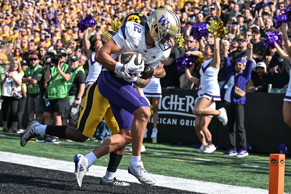 Washington Huskies wide receiver Denzel Boston (12) catches a touchdown pass.Jeffrey Becker-Imagn Images