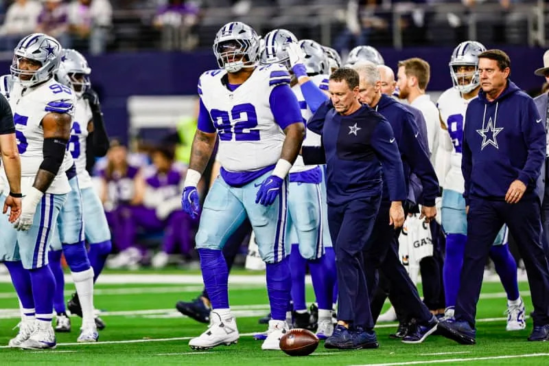 ARLINGTON, TX – DECEMBER 14: Dallas Cowboys defensive tackle Quinnen Williams 92 walks off the field after being shaken up during the game between the Dallas Cowboys and the Minnesota Vikings on December 14, 2025 at AT&T Stadium in Arlington, Texas. Photo by Matthew Pearce/Icon Sportswire NFL, American Football Herren, USA DEC 14 Vikings at Cowboys EDITORIAL USE ONLY Icon1692512149088