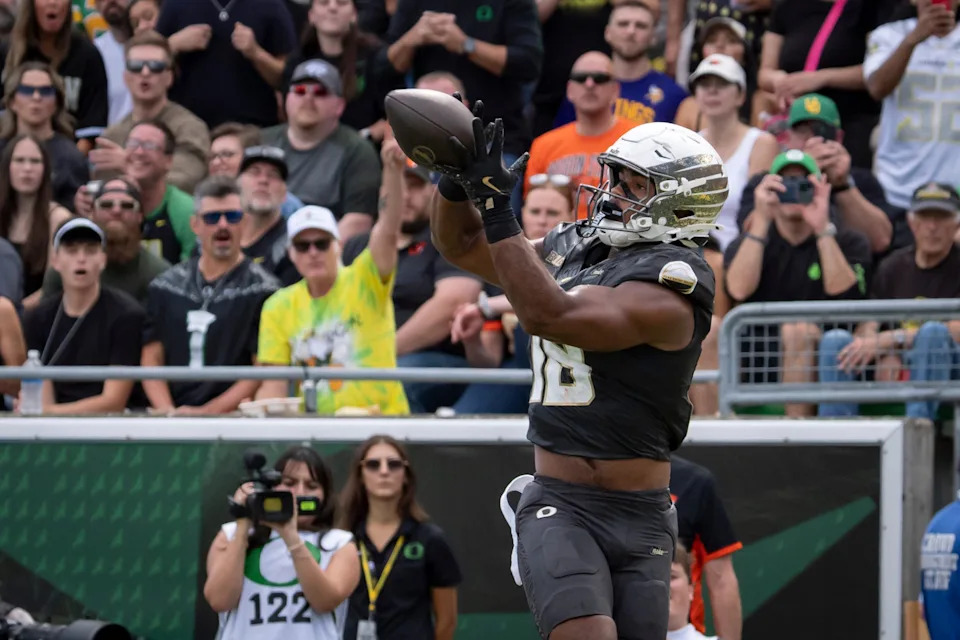 Oregon Ducks tight end Kenyon Sadiq catches a pass as the Oregon Ducks host the Oregon State Beavers Sept. 20, 2025, at Autzen Stadium in Eugene, Oregon.