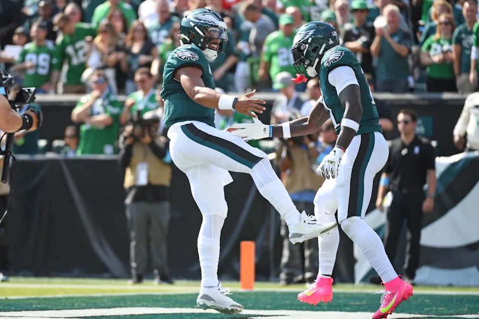 Philadelphia Eagles quarterback Jalen Hurts celebrates with wide receiver A.J. Brown.© Eric Hartline-Imagn Images