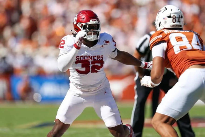 October 11, 2025: Oklahoma Sooners defensive lineman R Mason Thomas 32 rushes the quarterback during the Allstate Red River Rivalry game between the Oklahoma Sooners and the Texas Longhorns at the Cotton Bowl Stadium in Dallas, Texas. / CSM Dallas United States of America – ZUMAc04_ 20251011_zma_c04_153 Copyright: xFreddiexBeckwithx
