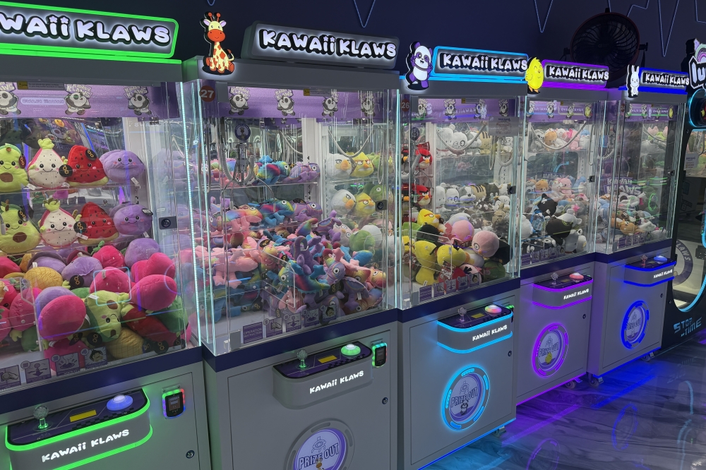 The arcade chain invites visitors to play claw machines to win prizes. (Tomer Ronen/Community Impact)