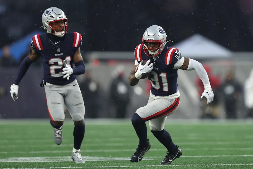 Safety Jaylinn Hawkins (left) looks to block for Craig Woodson (right) after Woodson caught his first career interception against the Houston Texans in the AFC divisional playoffs.