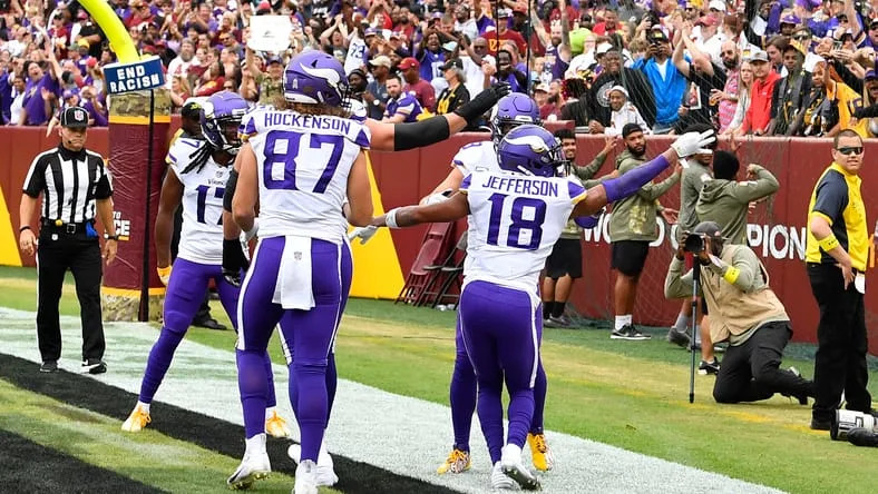 Vikings players celebrate at Washington in 2022