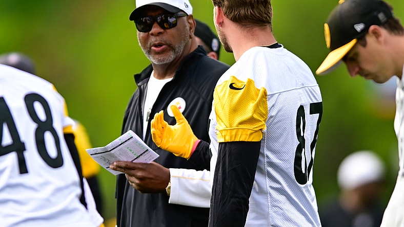 Steelers tight ends coach Alfredo Roberts