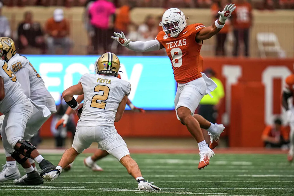 Texas Longhorns linebacker Trey Moore (8) pressures Vanderbilt Commodores quarterback Diego Pavia (2) during the game at Darrell K Royal–Texas Memorial Stadium on Saturday, Nov. 1, 2025 in Austin. (Aaron E. Martinez/Austin American-Statesman)