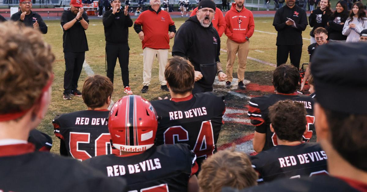 East Valley's Eric Berg named district football coach of the year | CWAC